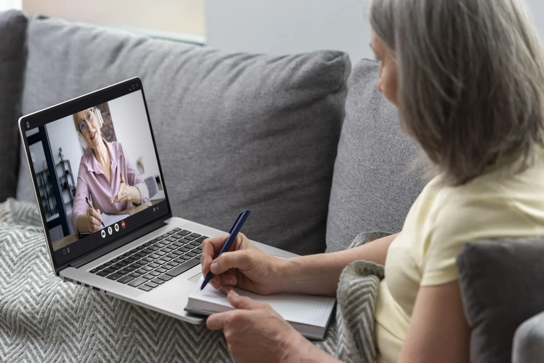Pessoas em consulta de terapia online por vídeo